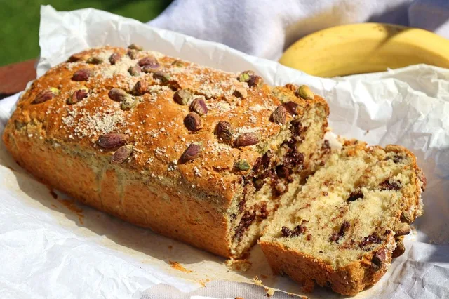 Ciasto bananowe z pistacjami i czekoladą