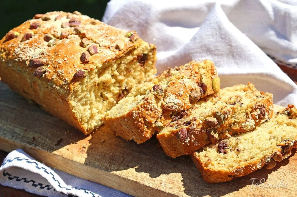 Ciasto bananowe z pistacjami i czekoladą — zdjęcie 2