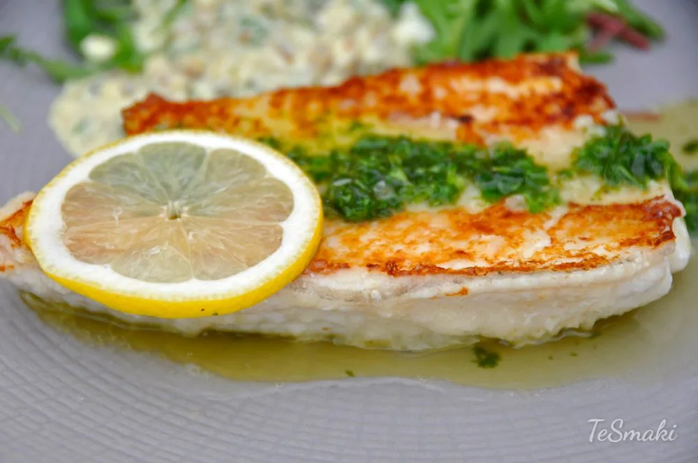 Poisson frit avec sauce tartare et pesto de persil