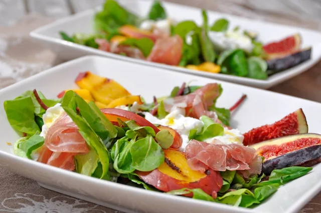 Fruity Salad Mix with Burrata and Pancetta
