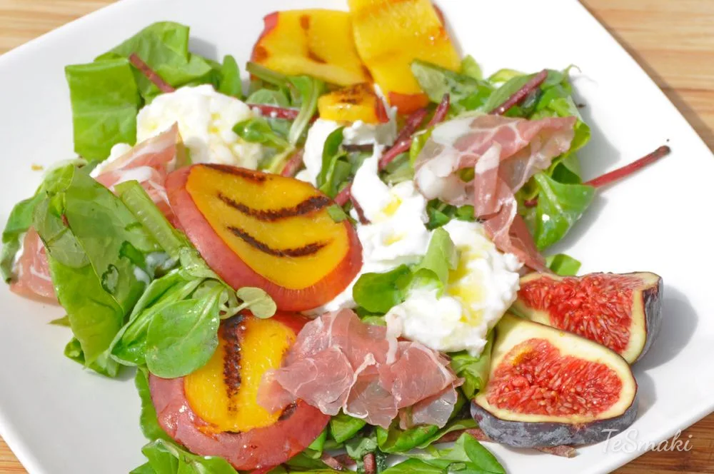 Mélange de salades fruité avec burrata et pancetta — photo 2