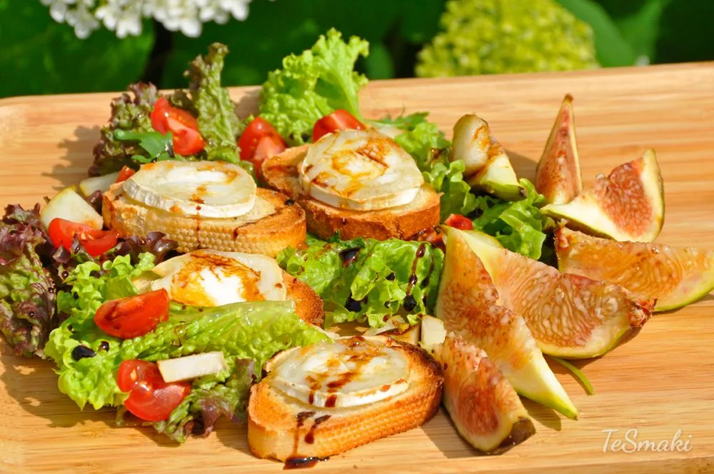 Salade au miel sur toast avec fromage de chèvre et figues — photo 2