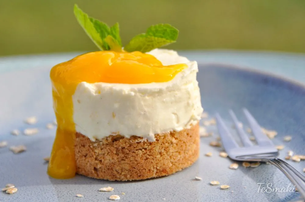 Mini Cheesecakes with Mango and Rolled Oats