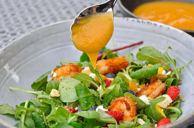 Salade de crevettes avec sauce à la mangue